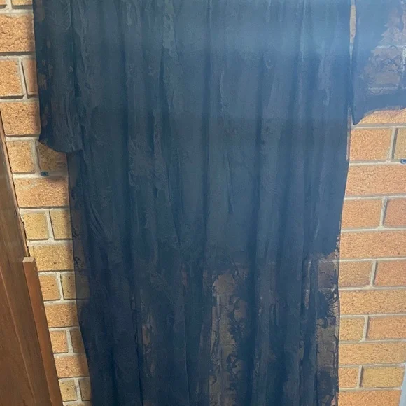 Elegant Strapless Black Dress with Lace Overlay - Picture 3 of 12